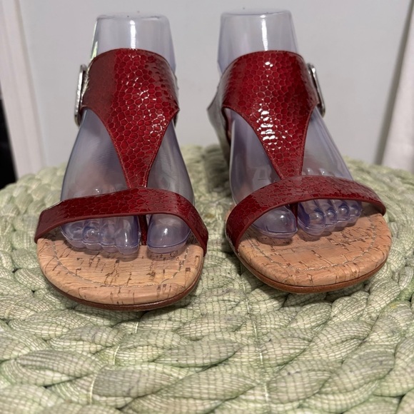 Donald Pliner Dylan Red Patent Leather Slip On Elegant Thong Cork Wedge Sandals - Picture 4 of 13
